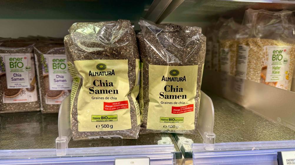 Mehrere Packungen der Bio-Chia-Samen im Test im Verkaufsregal.