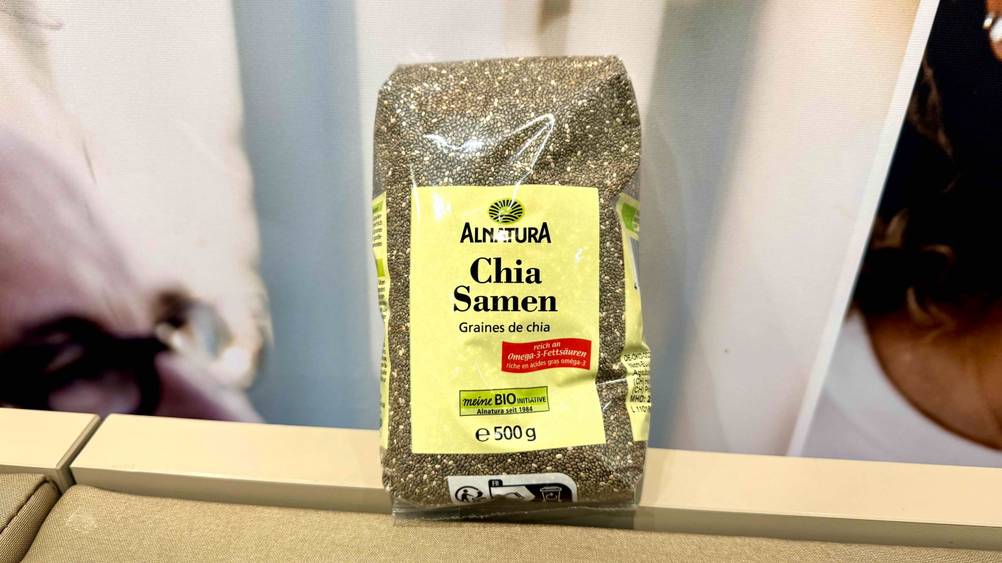 Bio-Chia-Samen im Test: Eine Packung von vorne vor einer hellen Fläche.