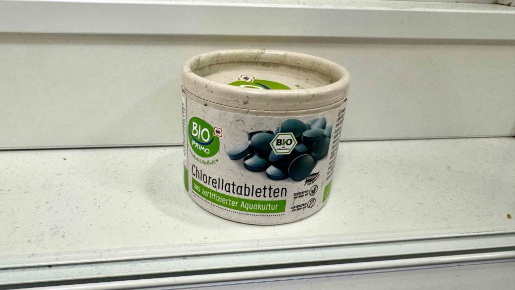 Eine Packung des Bio-Chlorellas auf einer hellen Fläche.