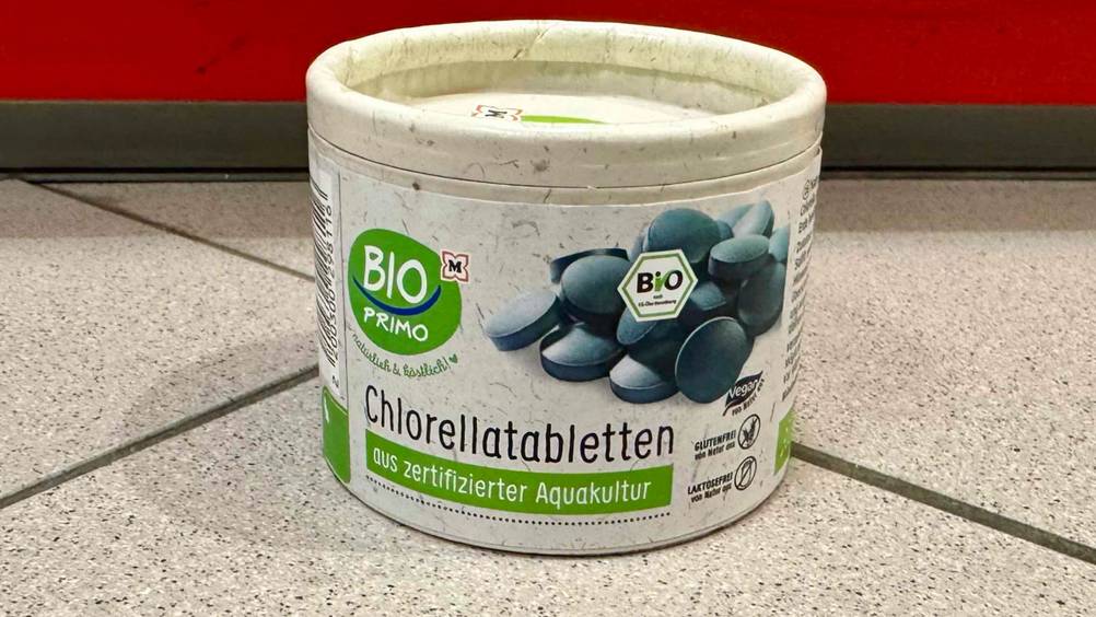 Eine Packung des getesteten Bio-Chlorella auf dem Boden.