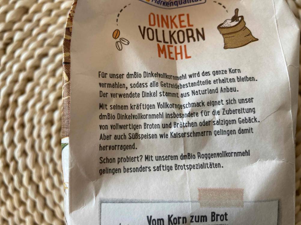 Dinkelmehl im Test: Herstellung und Verwendungsempfehlung auf der Rückseite einer Packung.