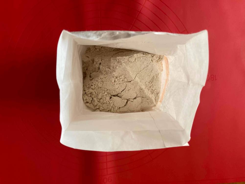 Getestet: Eine geöffnete Packung Dinkelmehl von oben betrachtet.