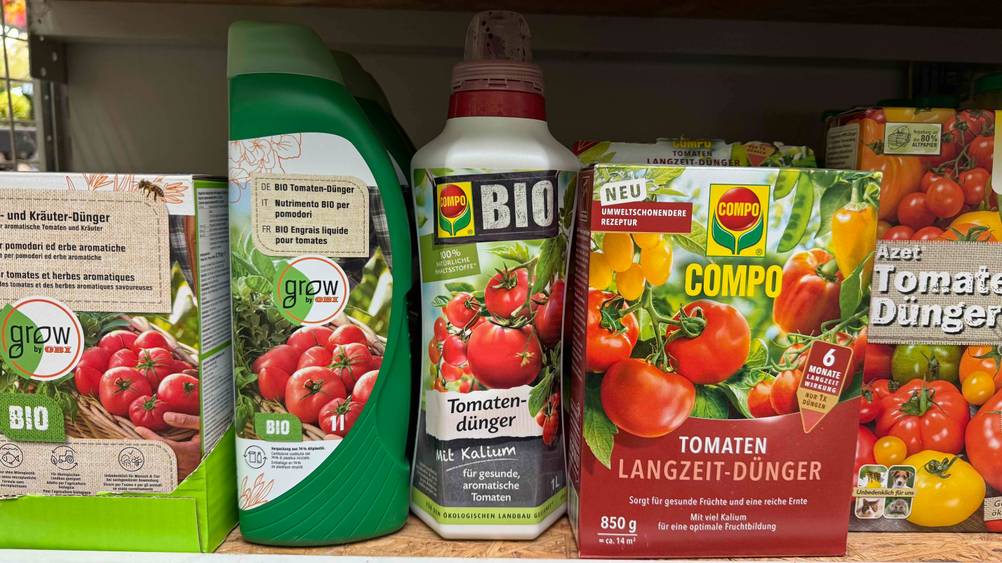 Eine Flasche des getesteten Bio-Dünger flüssig steht neben anderen Produkten in einem Verkaufsregal.
