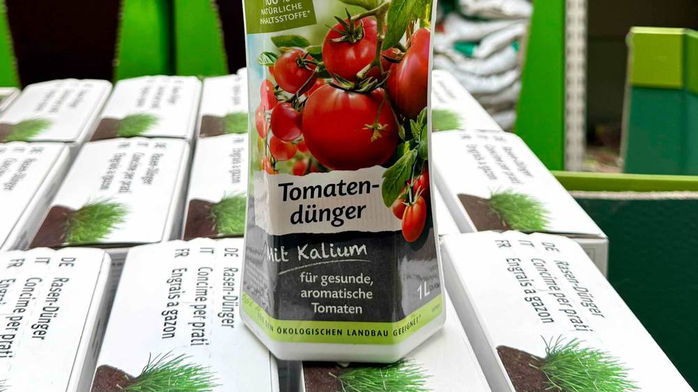 Bio-Dünger flüssig im Test: Nahaufnahme der Vorderseite der Flasche mit Informationen.