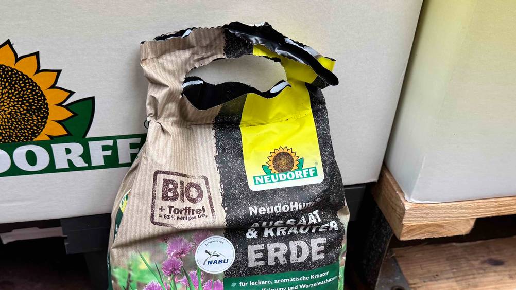 Bio-Erde im Test: Nahaufnahme der Verpackung mit Logo und Artikelbezeichnung.