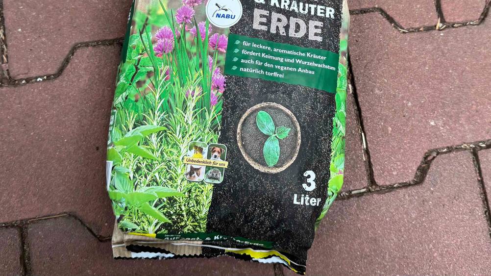 Bio-Erde getestet: Nahaufnahme der Verpackung mit Informationen zur Füllmenge.