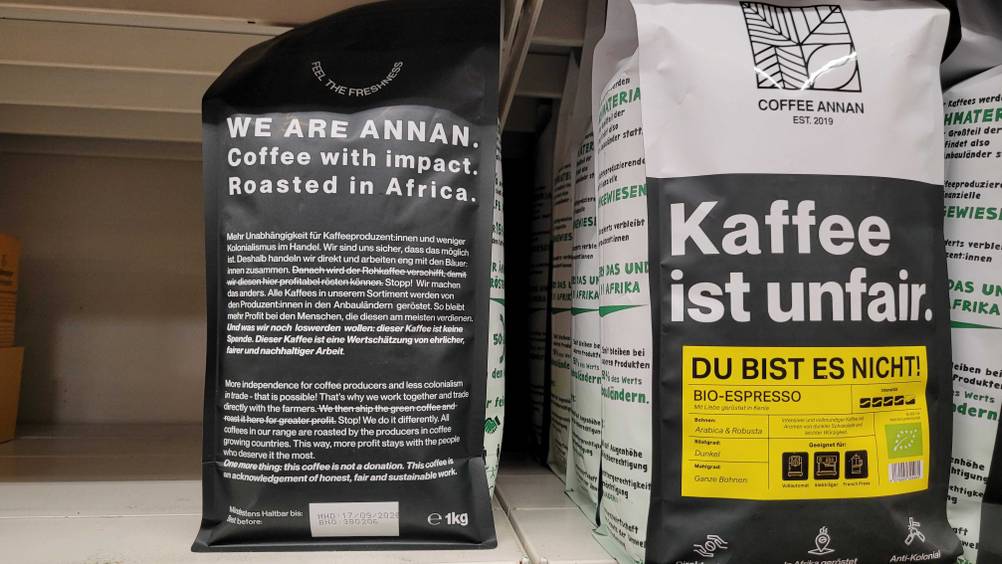 Bio-Fairtrade-Kaffee getestet: Eine Packung von der Seite neben anderen.