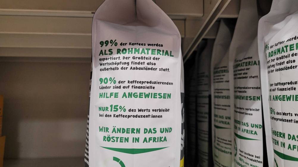 Bio-Fairtrade-Kaffee im Test: Nahaufnahme der Seite der Verpackung mit Informationen.