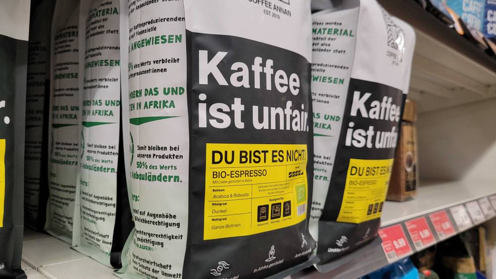Mehrere Packungen des Bio-Fairtrade-Kaffee im Test von schräg seitlich im Regal.