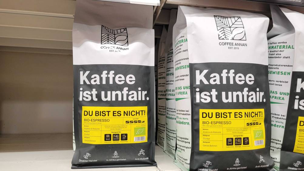Mehrere Packungen des getesteten Bio-Fairtrade-Kaffees in einem Verkaufsregal.