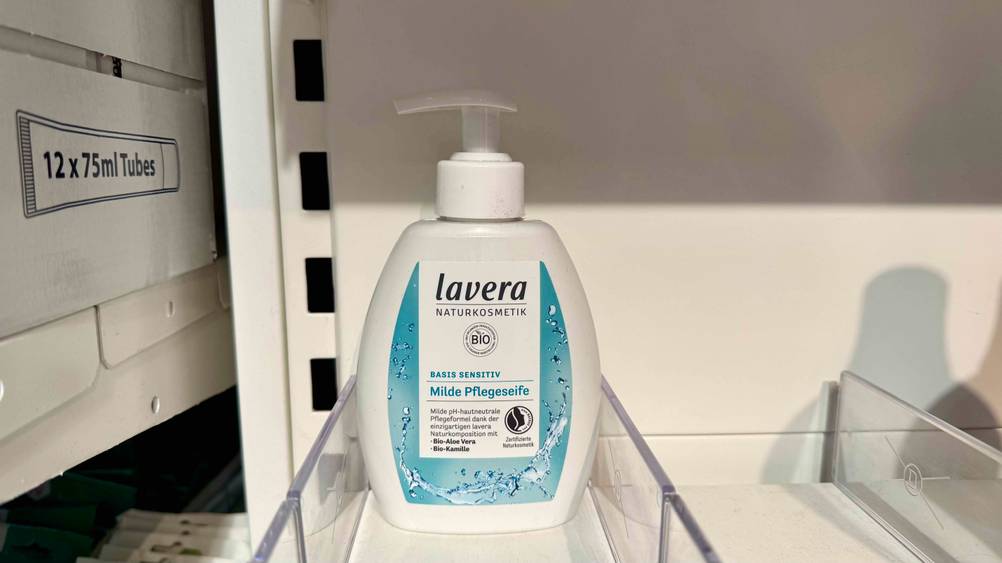 Bio-Flüssigseife im Test: Eine Flasche in einem Verkaufsregal von vorne.