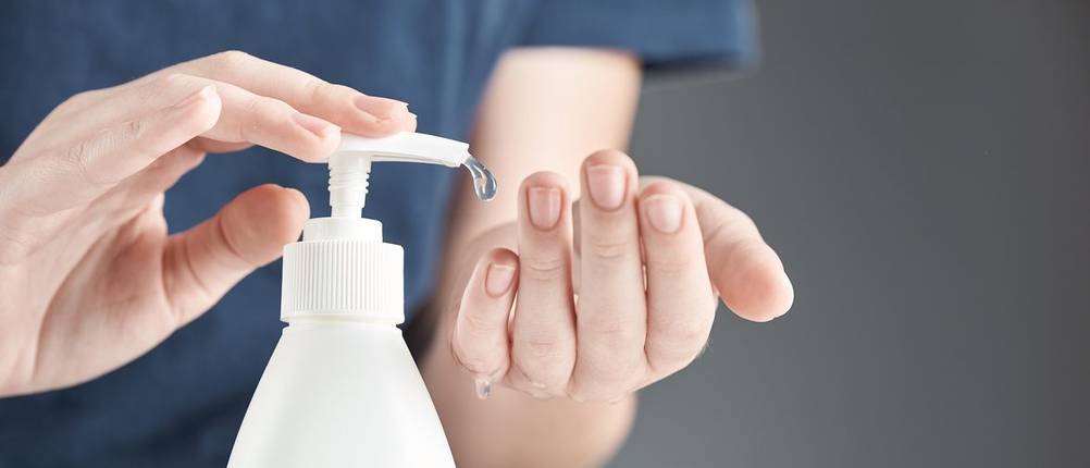 Bio-Flüssigseife-Test: Eine flüssige Seife im Seifenspender wird in eine Handfläche gegeben.