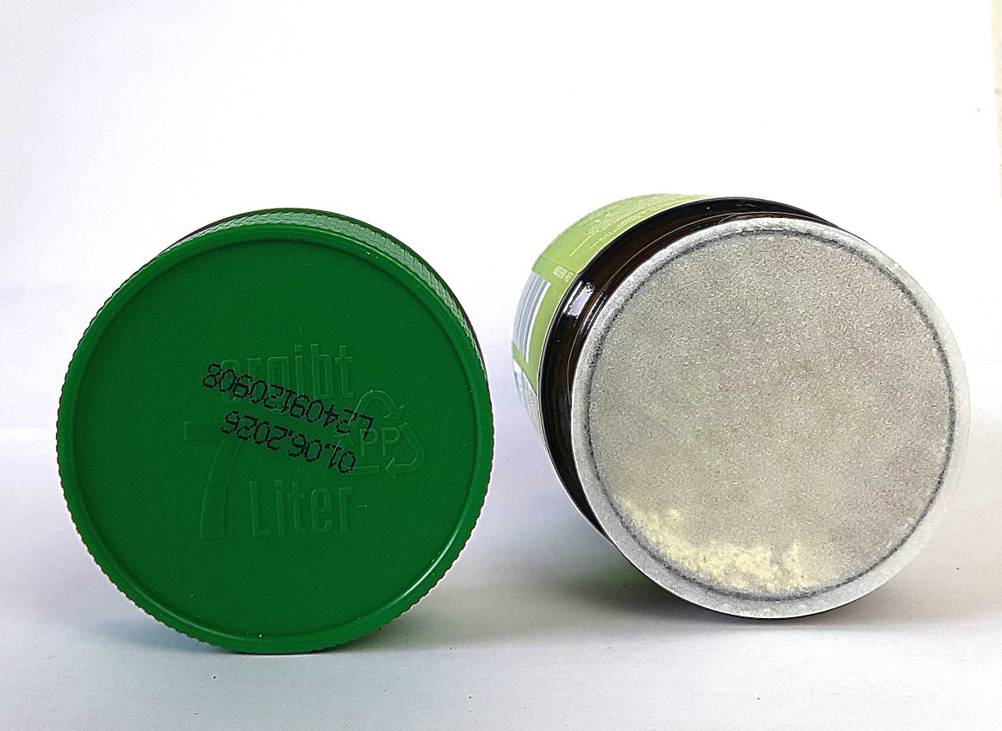 Getestet: Das Glas Bio-Gemüsebrühe mit Siegel neben dem Deckel liegend.