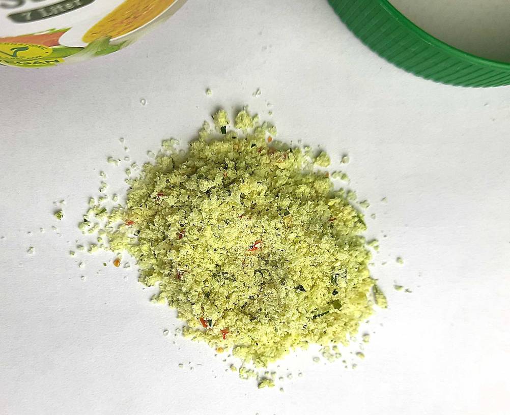 Auf einer hellen Fläche liegt die Bio-Gemüsebrühe im Test.