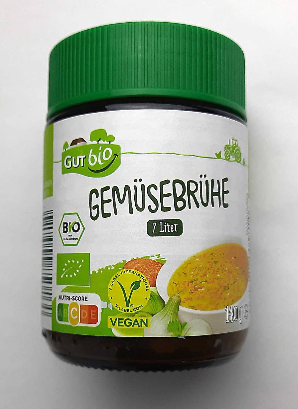 Ein Glas der getesteten Bio-Gemüsebrühe auf einer hellen Fläche.