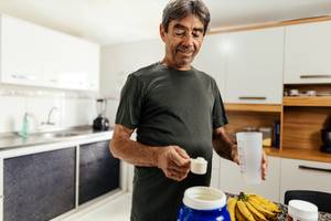Bio-Hanfprotein-Test: Ein Mann gibt Proteinpulver in ein Glas. 