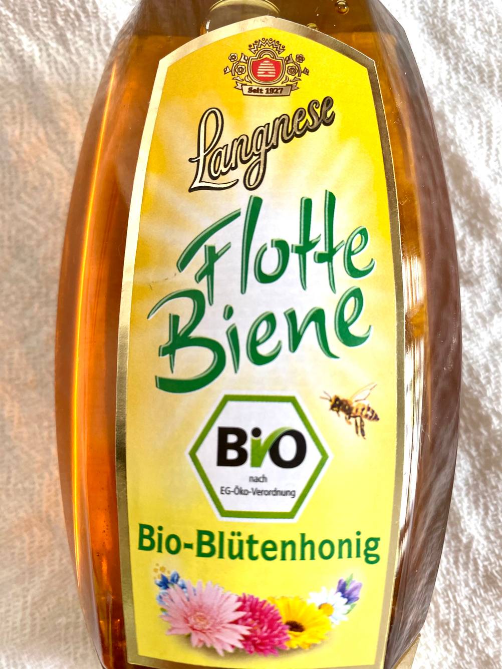 Bio-Honig getestet: Nahaufnahme des Labels eines Honigs auf einer weißen Fläche.