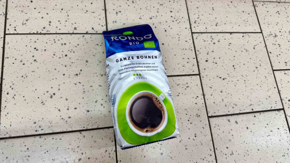Eine Packung des getesteten Bio-Kaffees liegt auf einem hellen Fließenboden.
