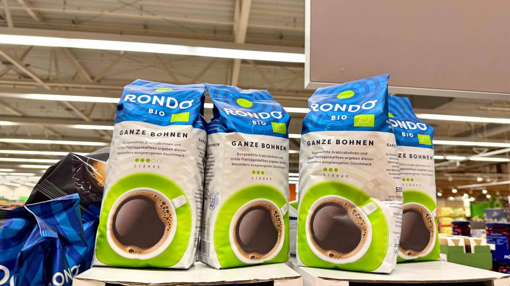 Bio-Kaffee getestet: Mehrere Packungen stehen auf einem hellen Karton.