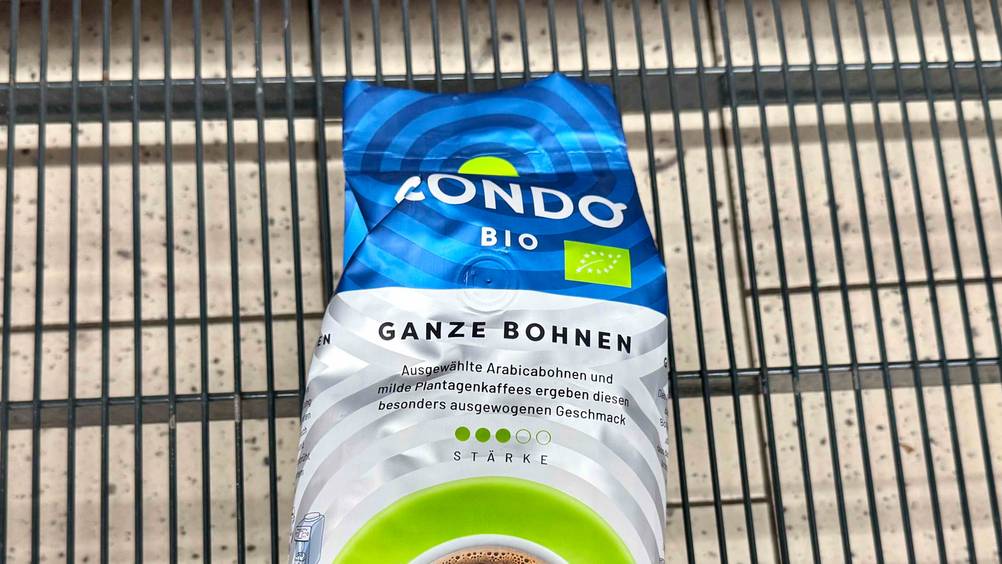 Bio-Kaffee im Test: Nahaufnahme der Informationen auf der Packung mit Logo und Artikelbezeichnung.