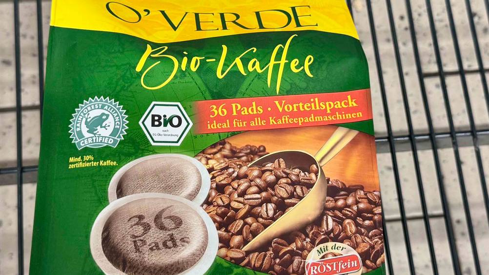 Bio-Kaffeepads im Test: Nahaufnahme der Vorderseite mit Logo und Artikelbezeichnung.