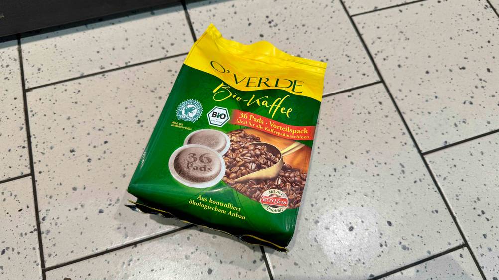Bio-Kaffeepads im Test: Auf einem hellen Fließenboden liegt eine Packung.