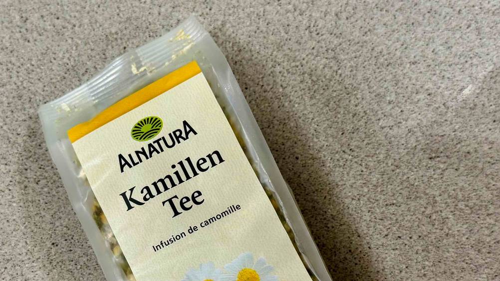 Bio-Kamillentee getestet: Nahaufnahme des Logos auf der Verpackung.