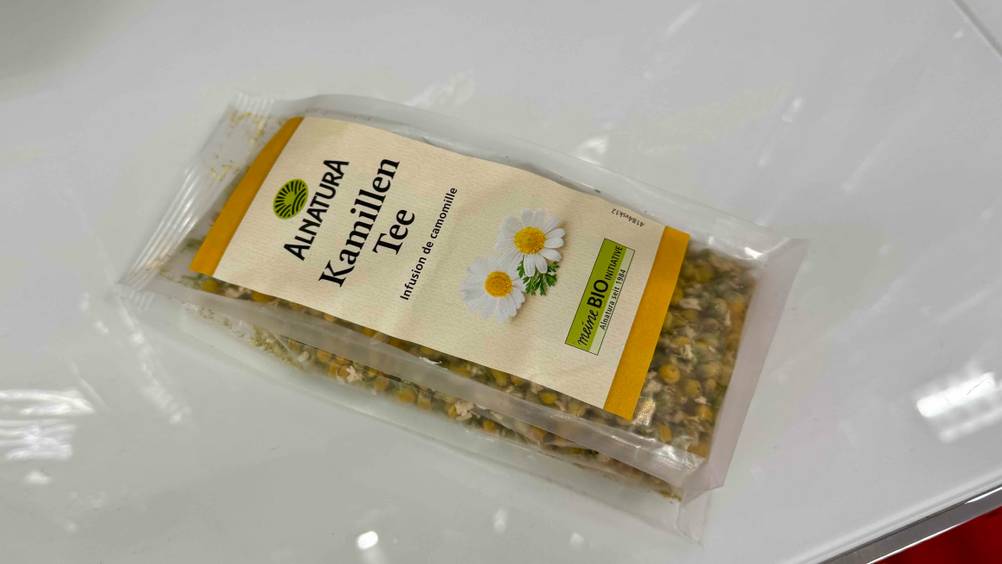 Bio-Kamillentee getestet: Eine Packung liegt horizontal auf einer weißen Fläche.