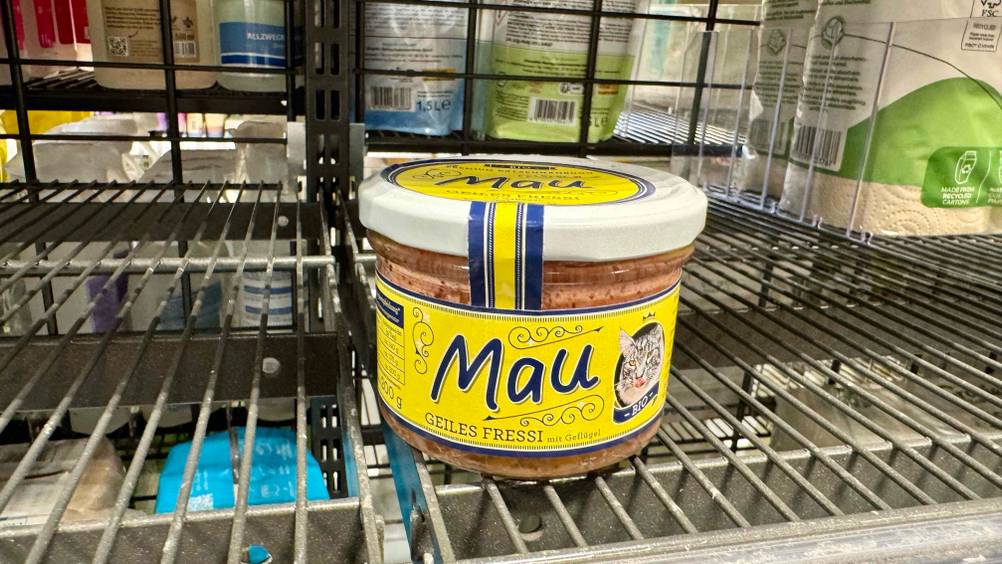 Bio-Katzenfutter getestet: Ein Glas auf einem Gitter stehend.