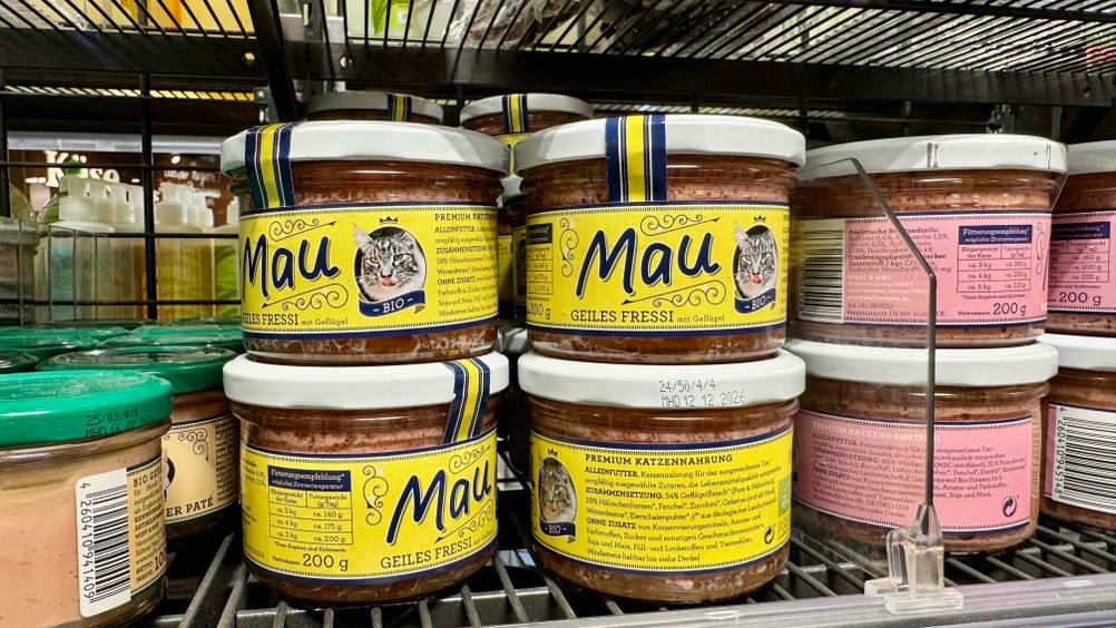 Mehrere Gläser des Bio-Katzenfutter im Test in einem Verkaufsregal.