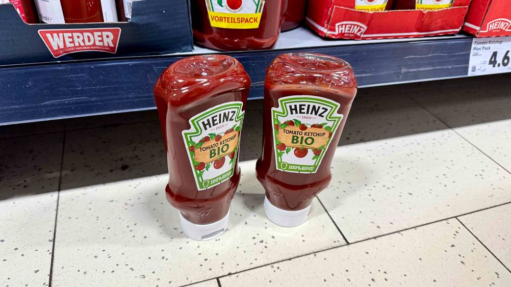 Vor einem Verkaufsregal stehen zwei Flaschen des getesteten Bio-Ketchups.