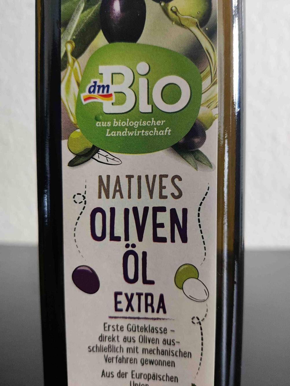 Getestet: Nahaufnahme des Labels einer Flasche Bio-Olivenöl.
