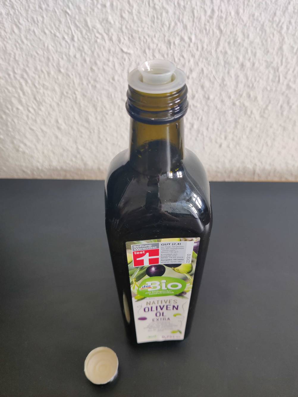 Nahaufnahme des Ausgusses einer Flasche des getesteten Bio-Olivenöls ohne Deckel.