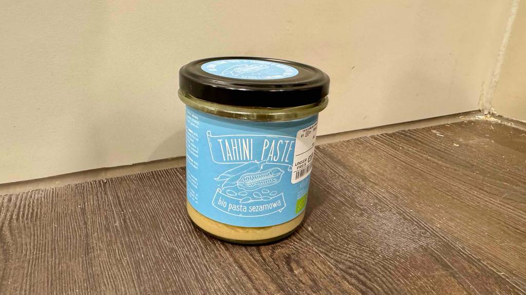 Tahini-Test: Auf dem Deckel eines Glases ist ein Aufkleber mit der Inhaltsbezeichnung.