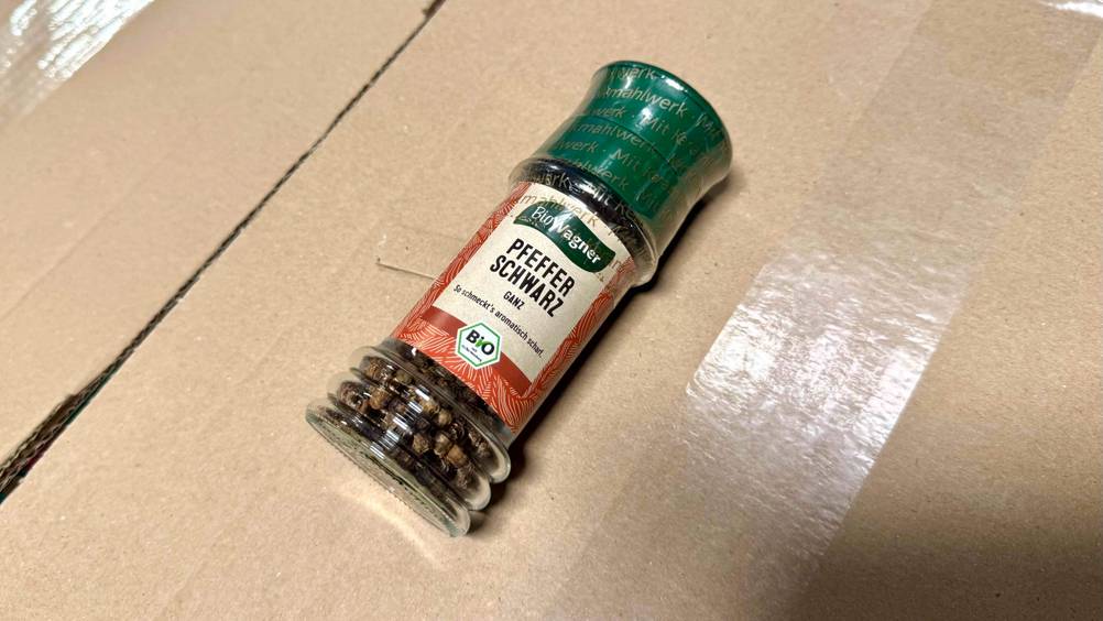 Getestet: Eine Mühle Bio-Pfeffer liegt leicht schräg auf einem Karton.