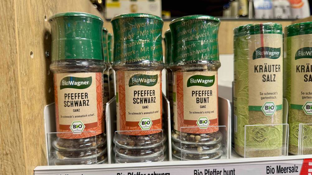 Mehrere Mühlen des getesteten Bio-Pfeffers stehen in einem Verkaufsregal.