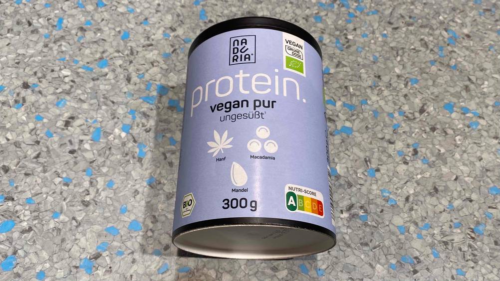 Bio-Proteinpulver im Test: Auf dem Boden befindet sich eine Packung veganes Proteinpulver. 