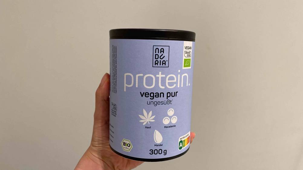 Bio-Proteinpulver im Test: Eine 300 g Proteinpulver-Packung befindet sich in der Hand.