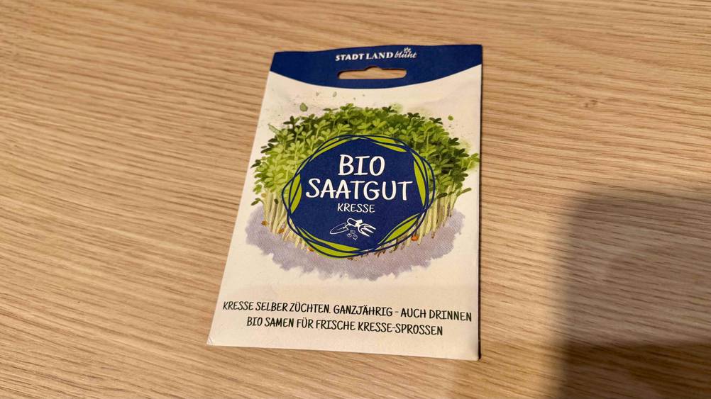 Eine Packung des getesteten Bio-Saatguts auf einer Holzfläche.