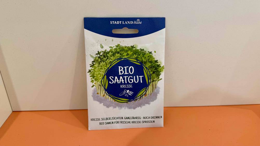 Eine Packung des getesteten Bio-Saatgutes vor einer hellen Wand.