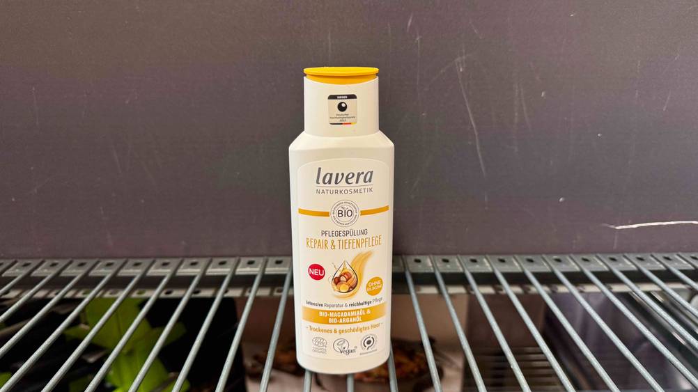 Bio-Shampoo getestet: Eine Flasche auf einem Gitter vor einer grauen Wand.