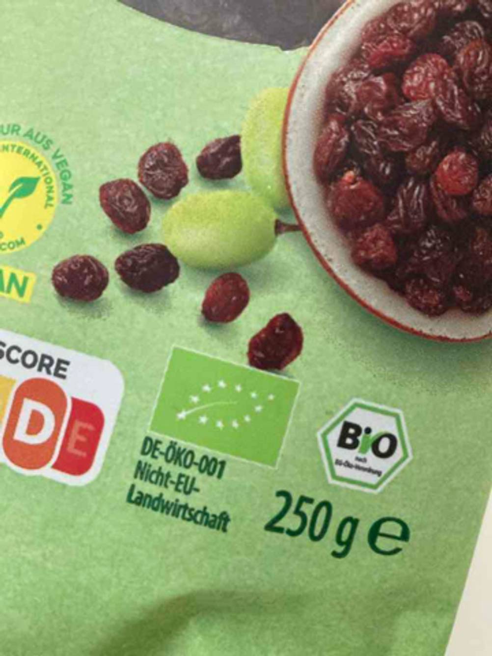 Detailansicht des Fotos mit Sultaninen auf einer grünen 250-g-Packung getrockneter Früchte im Test.
