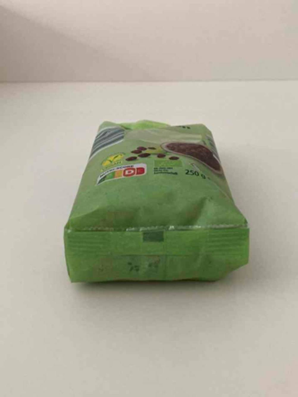 Eine grüne 250-g-Packung mit getrockneten Früchten im Test liegt auf einer weißenFläche.