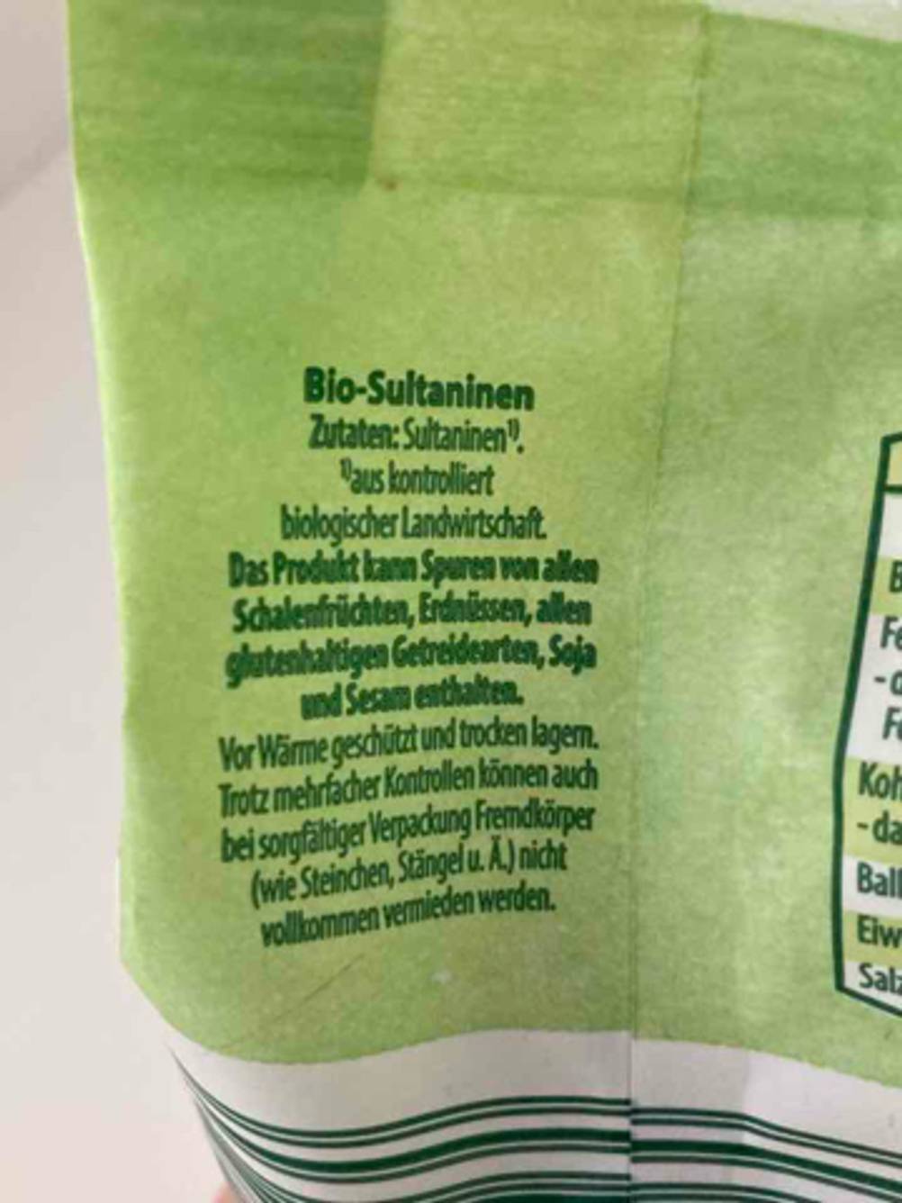 Getrocknete Früchte im Test: Nahaufnahme der grünen Verpackung mit Bio-Sultaninen.