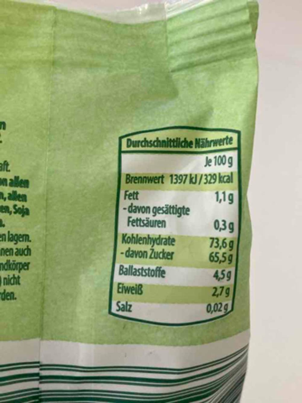 Detailansicht der durchschnittlichen Nährwerte auf einer grünen Packung mit getrockneten Früchten im Test.