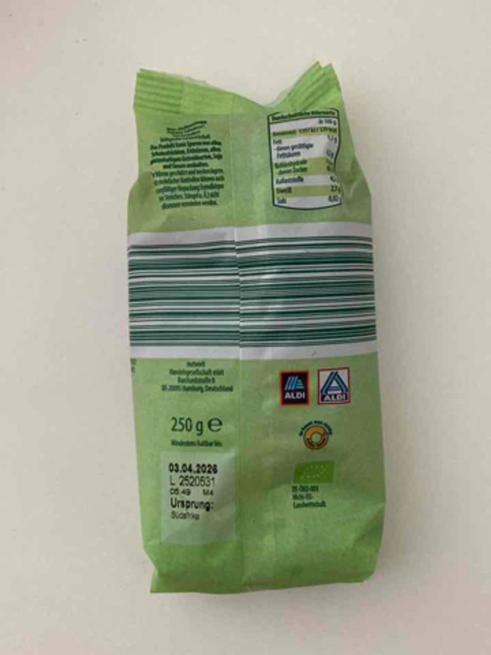Eine grüne 250-g-Packung mit getrockneten Früchten im Test liegt auf einer weißen Oberfläche.