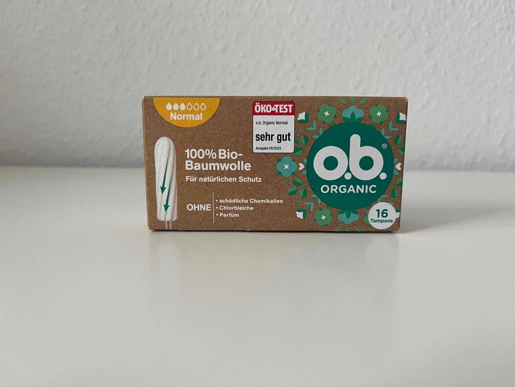 Eine Packung der getesteten Bio-Tampons von vorne auf einer hellen Fläche.