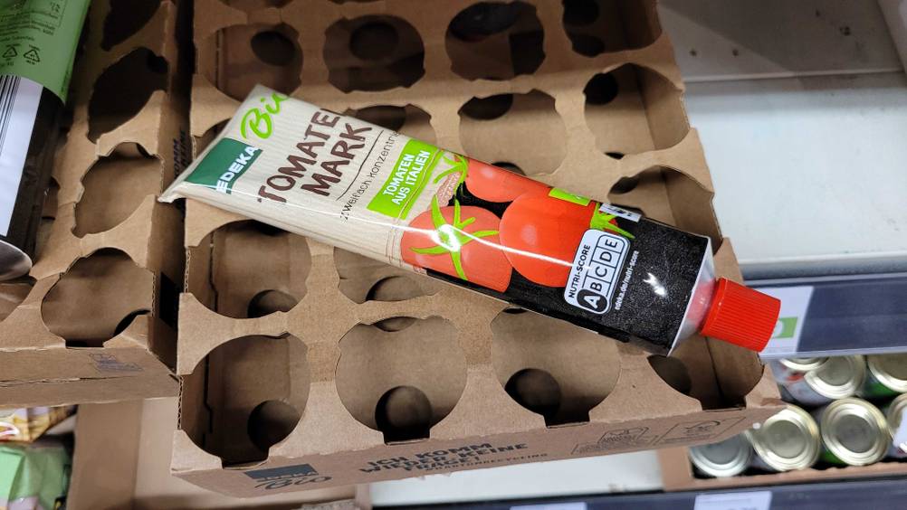 Getestet: Das Bio-Tomatenmark liegt auf einem Karton.