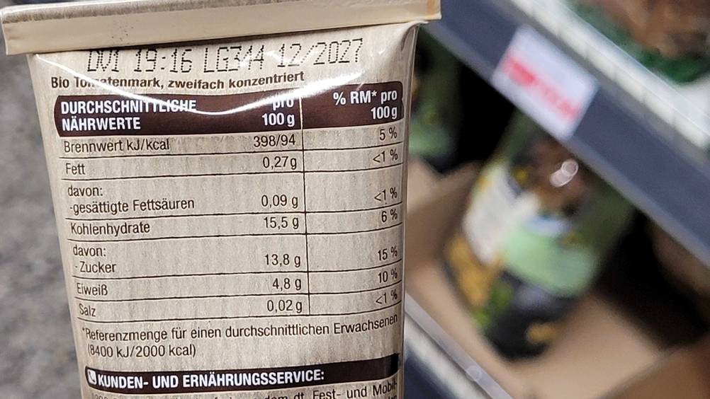 Bio-Tomatenmark im Test: Nahaufnahme der Nährwerte auf der Rückseite der Verpackung.