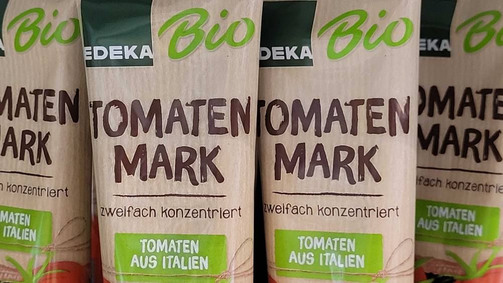 Bio-Tomatenmark getestet: Nahaufnahme der Verpackung mit Logo und Artikelbezeichnung.